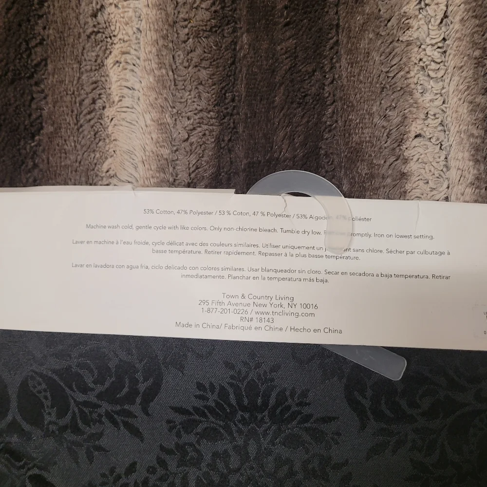 Town and Country Living table runner NWT size 15